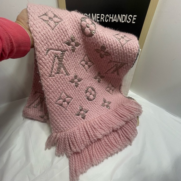 Louis Vuitton Wool Scarf in Pink, preloved. - Picture 5 of 11